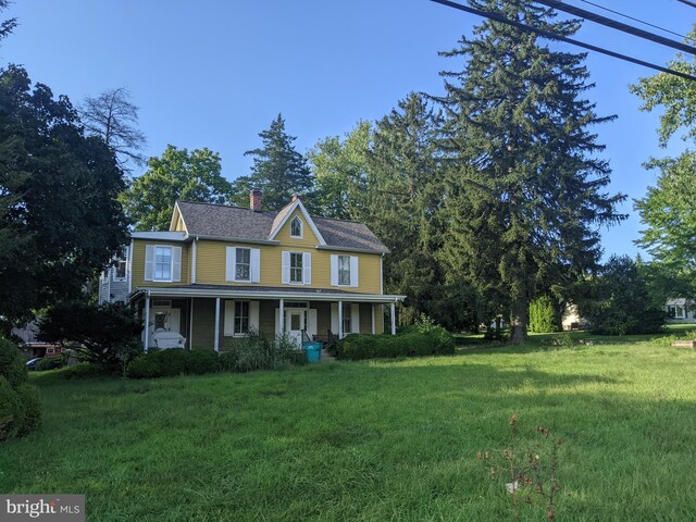 view of front facade with a front yard