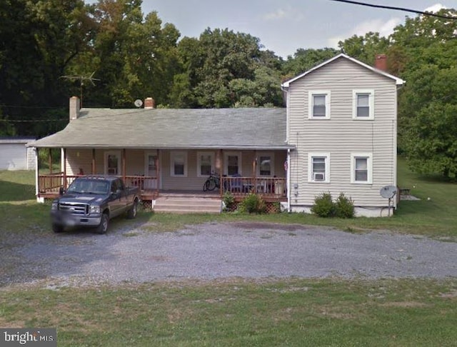 view of front of house featuring a porch and a front lawn