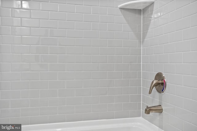 bathroom featuring tiled shower / bath