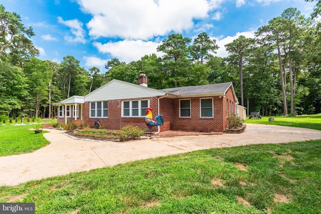 ranch-style home featuring a front yard