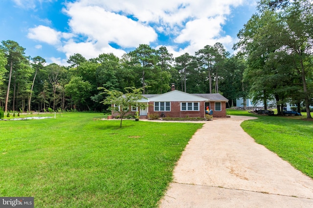 ranch-style house featuring a front yard