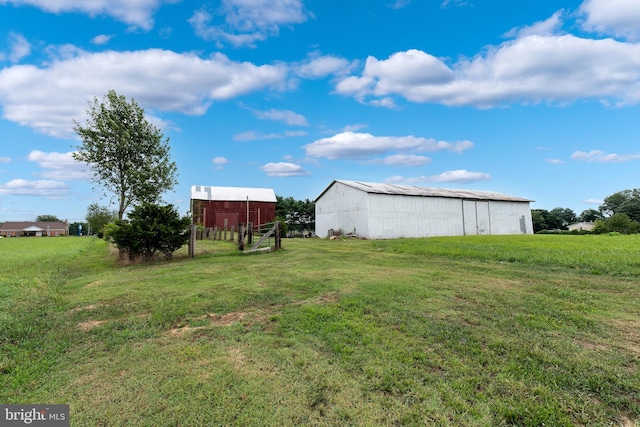 view of yard with an outbuilding