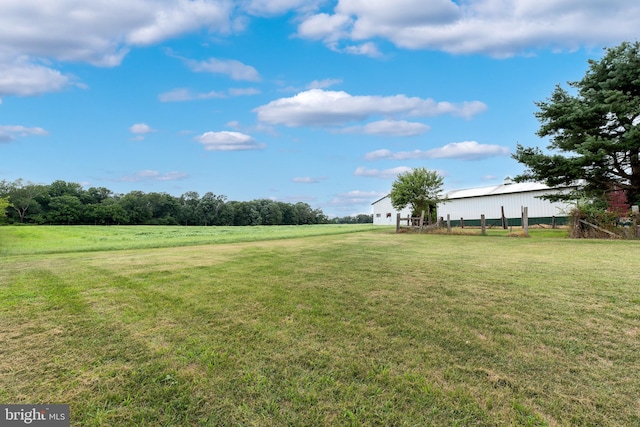 view of yard featuring a rural view