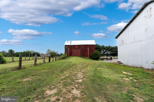 view of yard with an outdoor structure