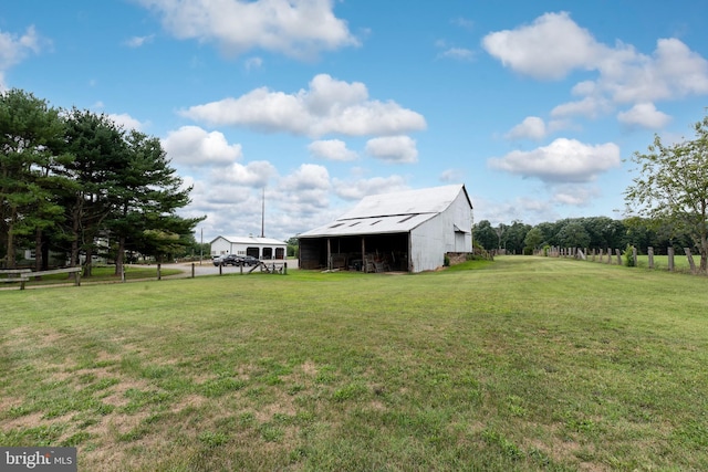 view of yard featuring an outbuilding