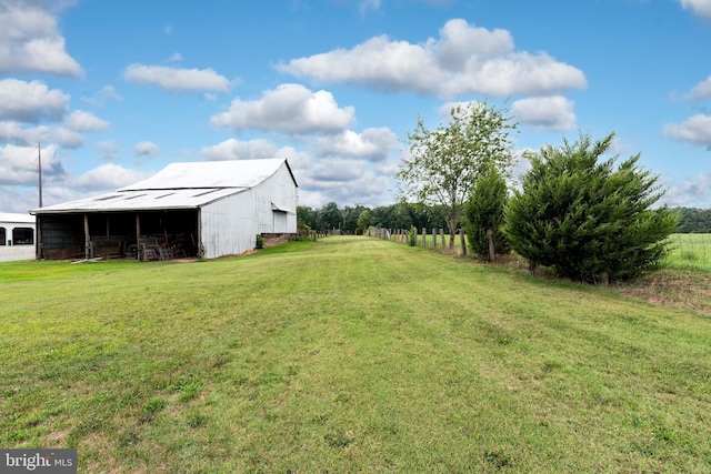 view of yard featuring an outbuilding