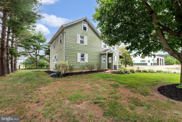 view of front facade featuring a front yard