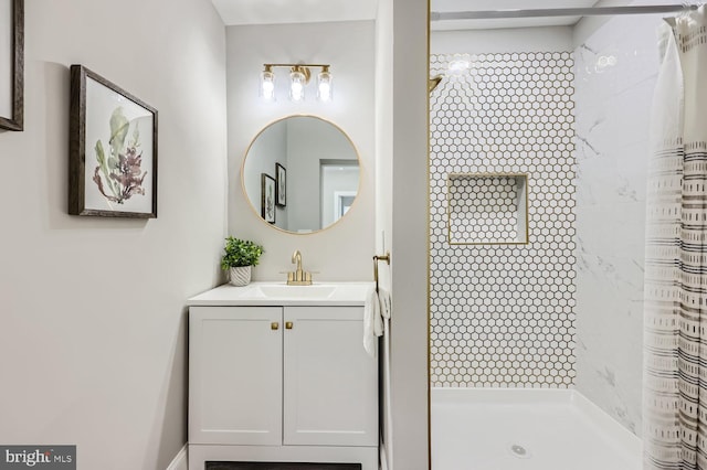 bathroom featuring a shower with curtain and vanity