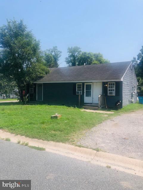 single story home with a front lawn