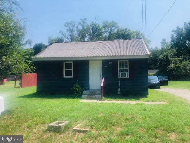 view of front facade with a front yard