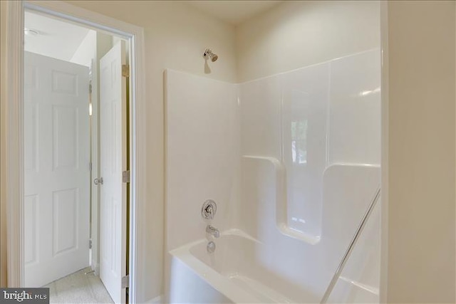 bathroom with tub / shower combination