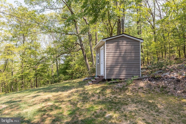 view of yard with a storage shed