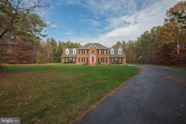 view of front of property featuring a front yard