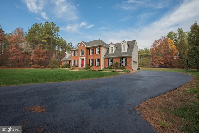 view of front facade featuring a front lawn and a garage