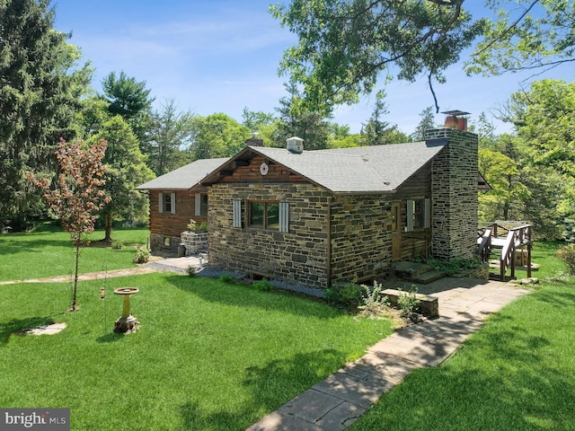 view of front of house featuring a front lawn