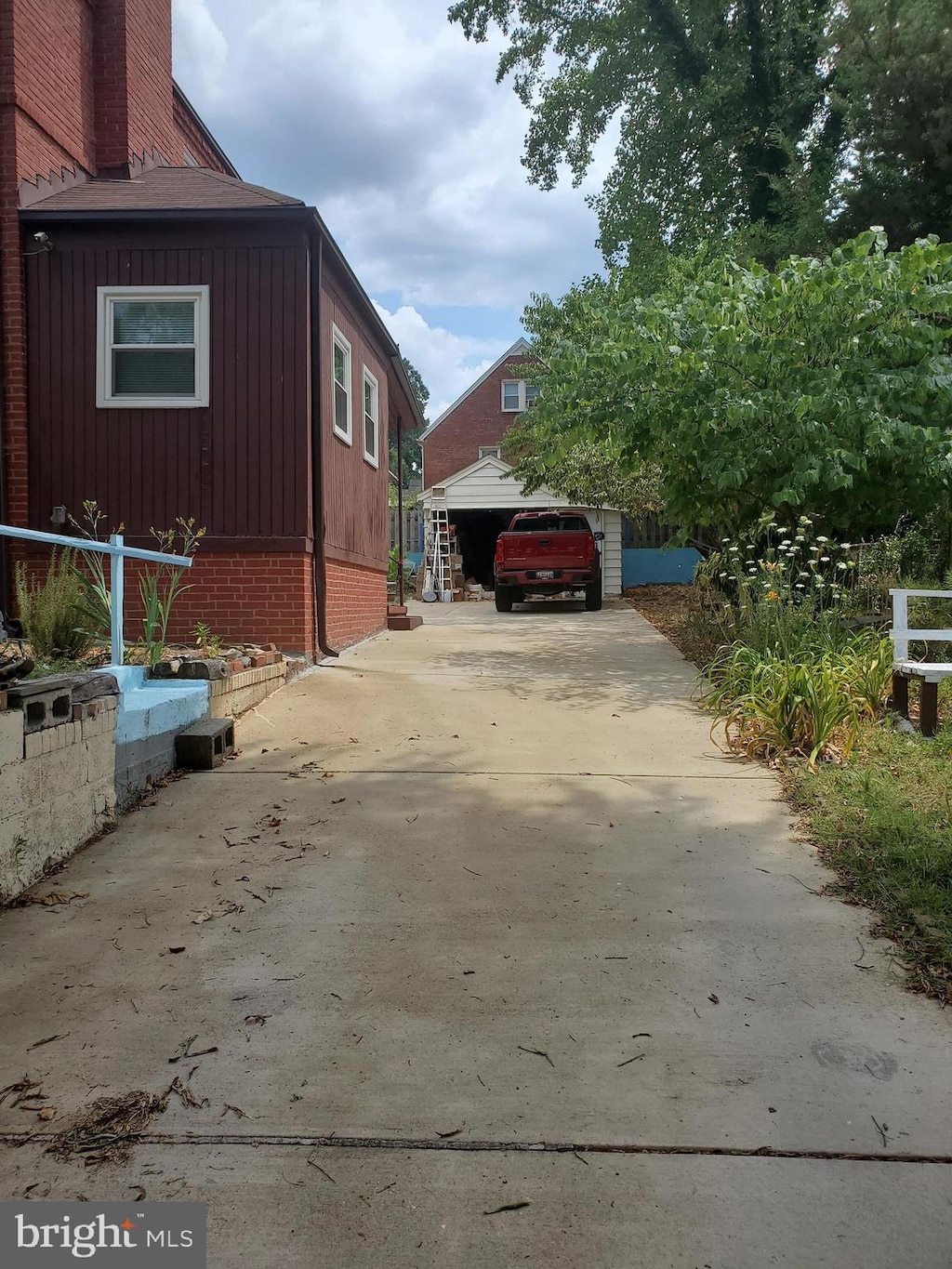 view of side of property featuring a garage and an outdoor structure