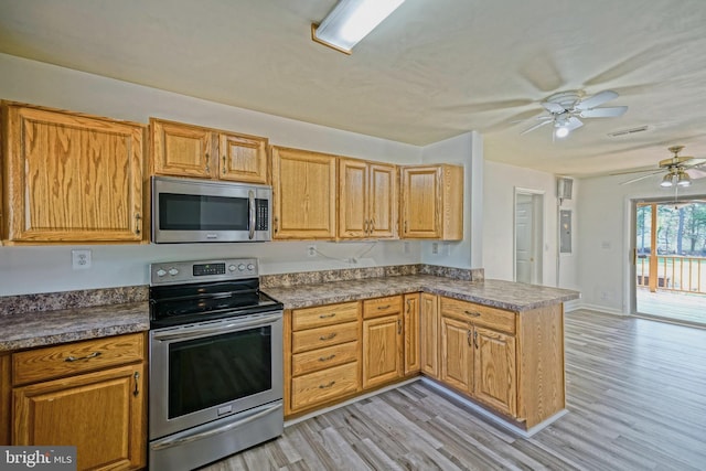 kitchen featuring ceiling fan, stainless steel appliances, light hardwood / wood-style floors, and kitchen peninsula