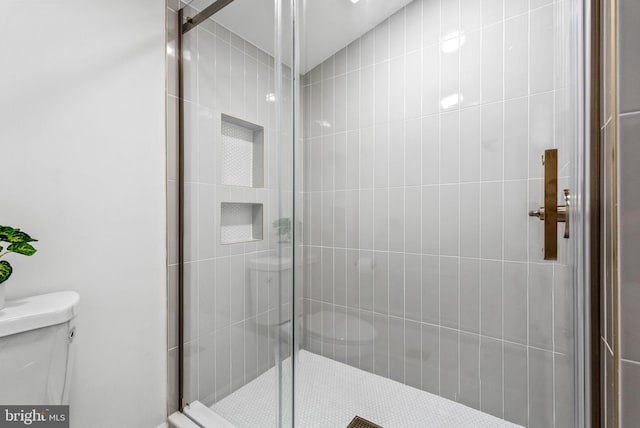 bathroom with vaulted ceiling, toilet, and an enclosed shower