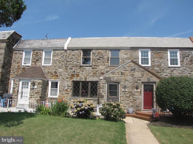 view of front of home featuring a front yard