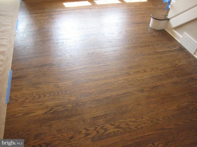 details with hardwood / wood-style flooring