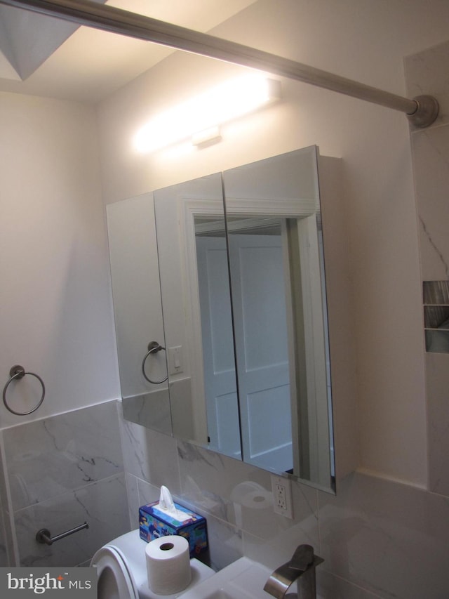 bathroom with decorative backsplash