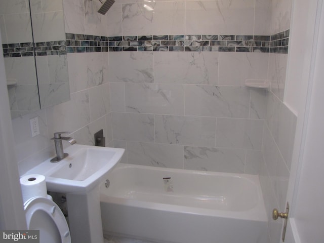 bathroom featuring tiled shower / bath