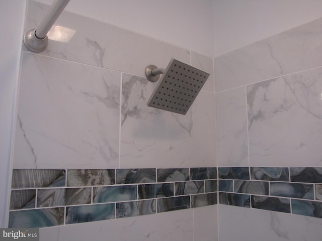 room details featuring a tile shower