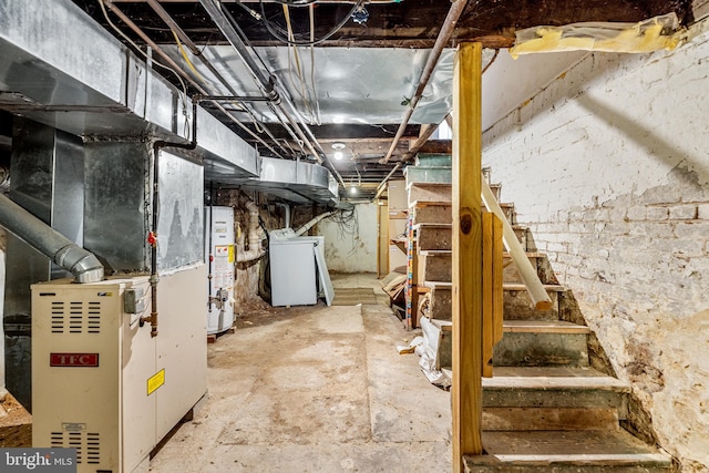 basement with heating unit, washer / dryer, and water heater