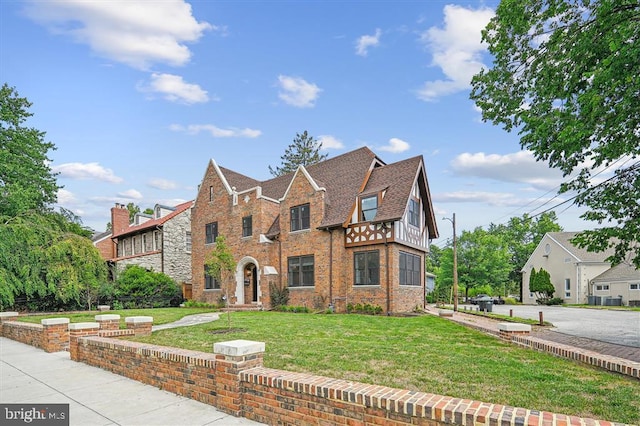 view of front facade featuring a front yard