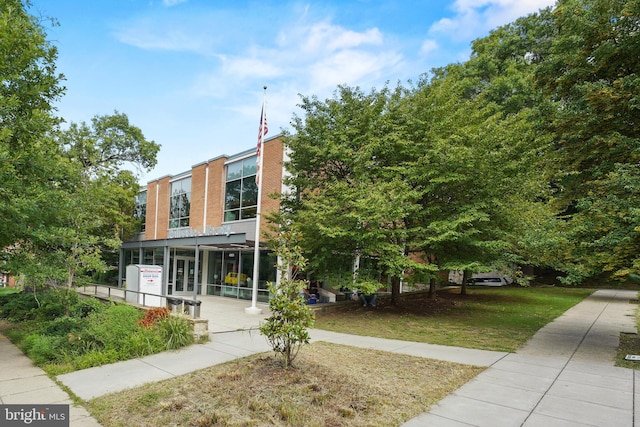 exterior space featuring a front yard