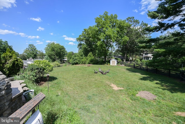 view of yard featuring a storage unit