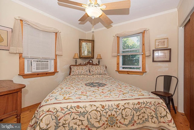 bedroom featuring ceiling fan, crown molding, cooling unit, light hardwood / wood-style floors, and a closet