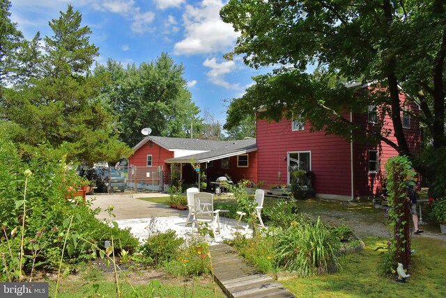 view of yard featuring a patio