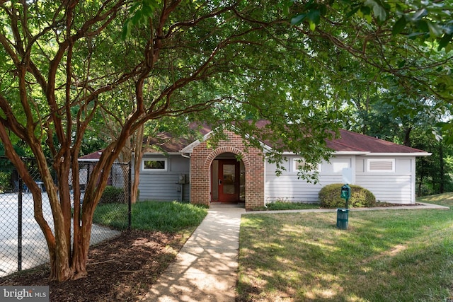 view of front facade featuring a front yard