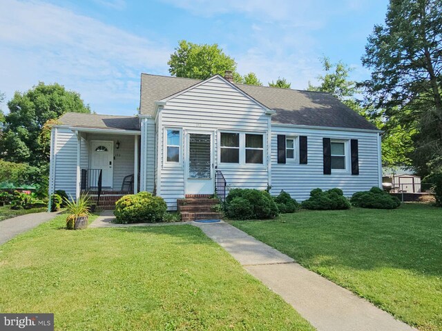 view of front of home featuring a front lawn