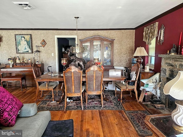 dining room with crown molding and hardwood / wood-style floors