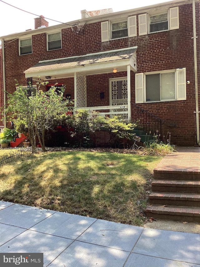 view of front of house featuring a front lawn