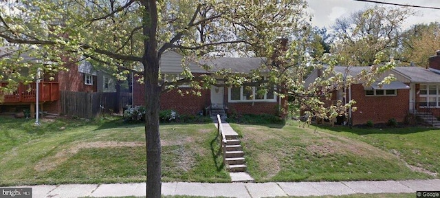 view of front of home featuring a front yard