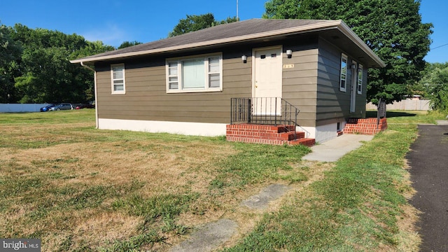 view of front facade with a front yard