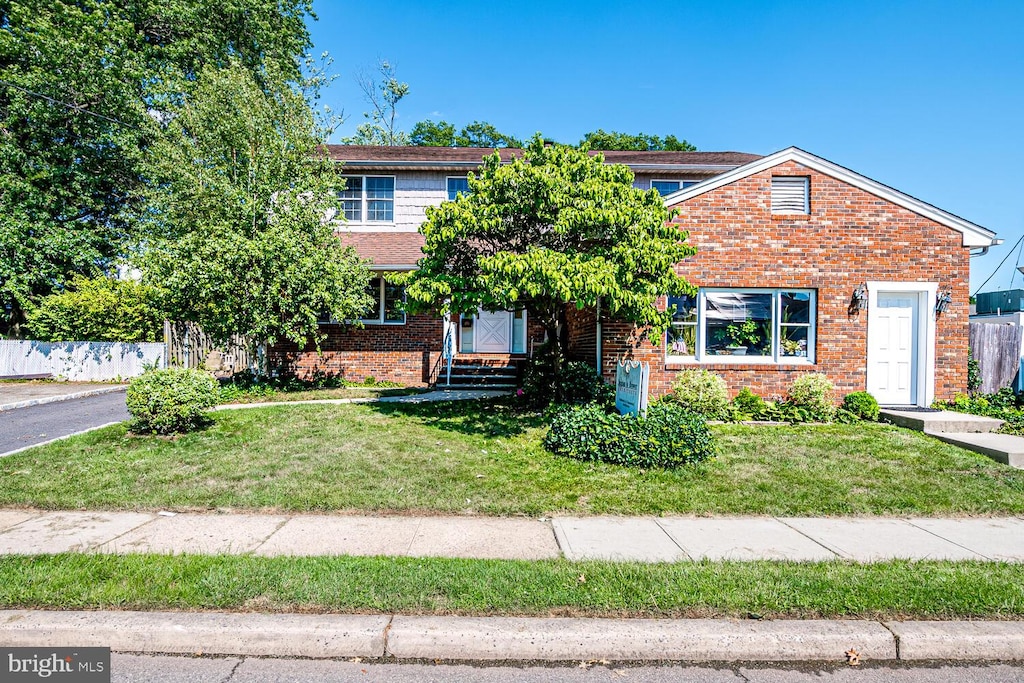 view of front of house with a front lawn