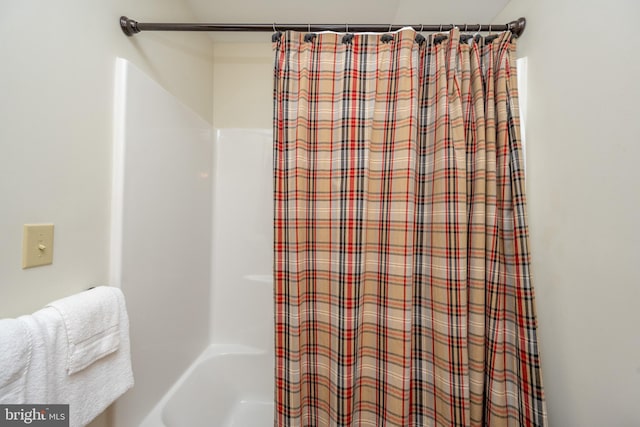 bathroom featuring shower / bath combo with shower curtain