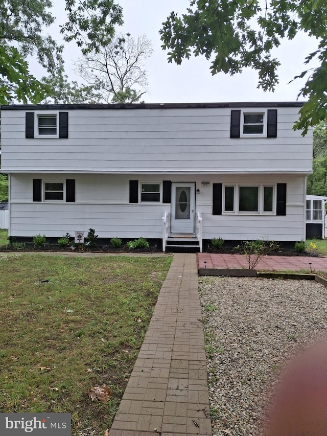 view of front facade featuring a front yard