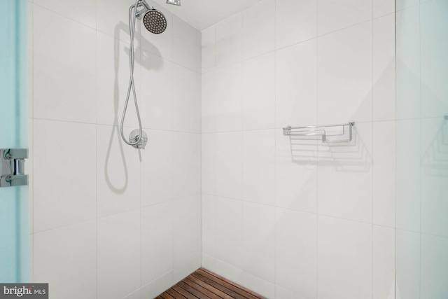 bathroom featuring tiled shower