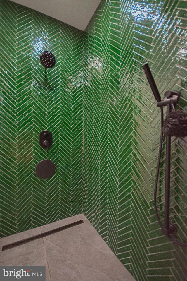 full bathroom with tiled shower