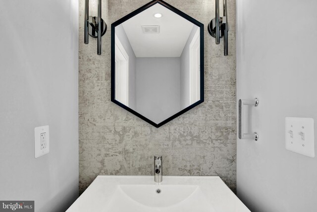 bathroom featuring a sink