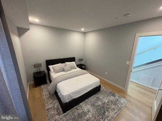 bedroom featuring light wood-style floors, recessed lighting, and baseboards