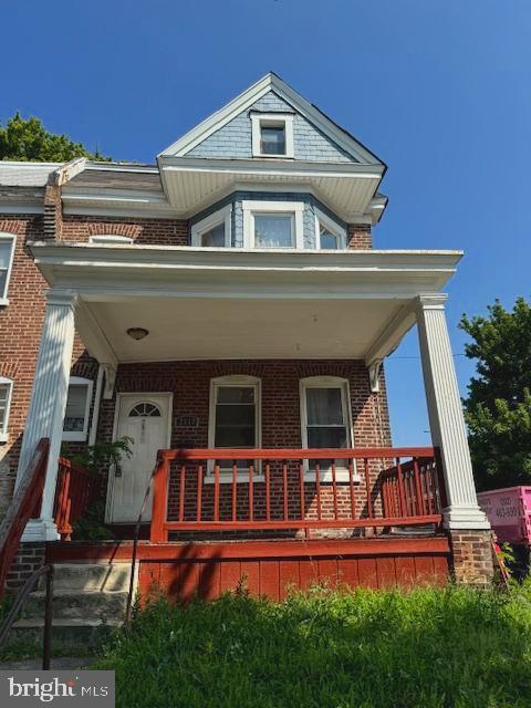 view of front of property featuring a porch