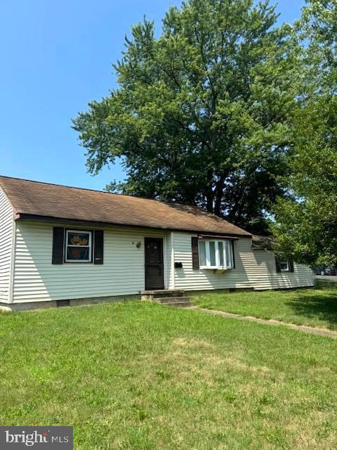 view of front of house with a front yard