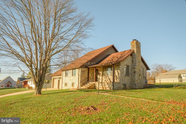 view of front of property featuring a front lawn