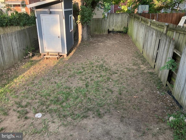 view of yard with a storage shed